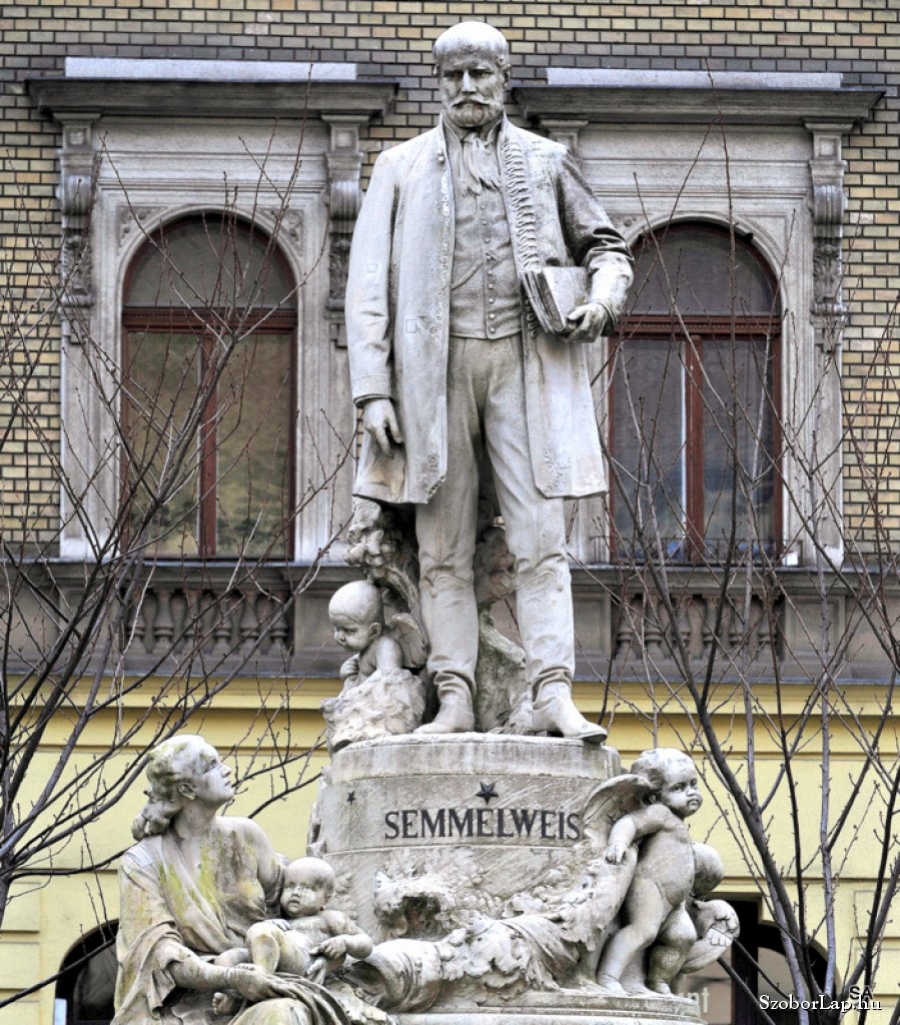 Szép a carrarai nyár: Semmelweis-szobor a Rókus-kórház előtt