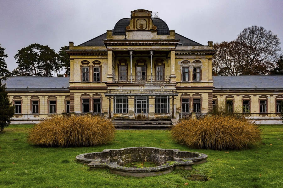 Alvó csoda Szentegáton: a Biedermann-kastély
